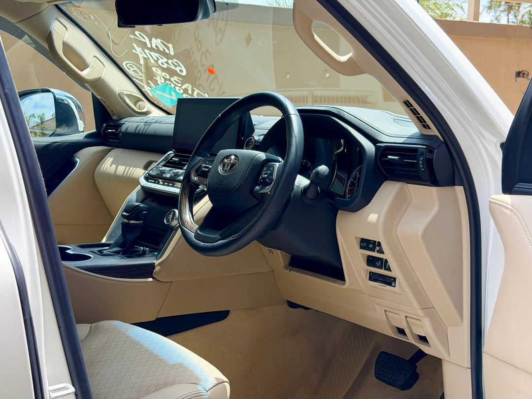 TOYOTA LANDCRUISER LC300 thumbnail 4